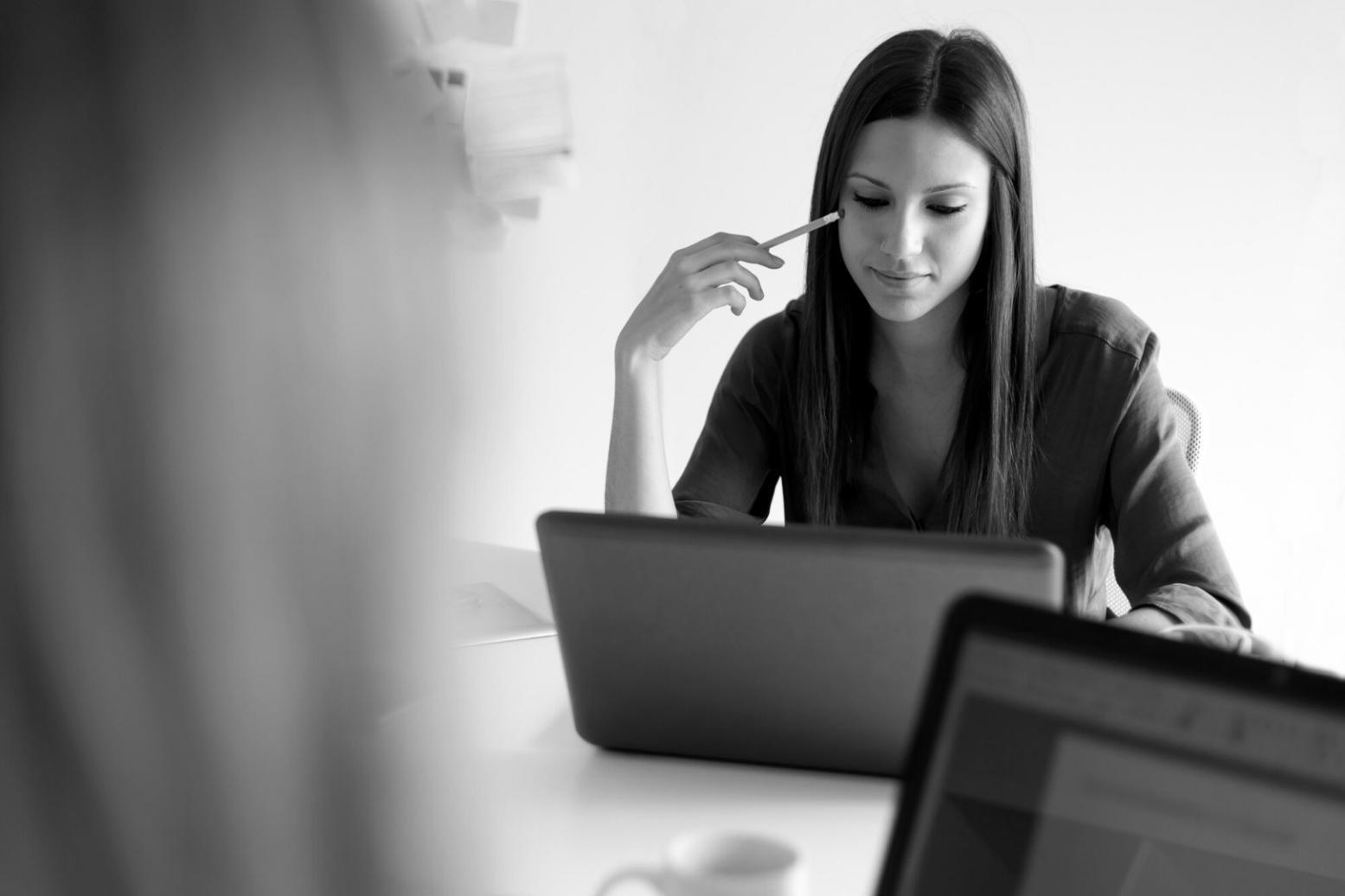 Consulente finanziario che analizza documenti e grafici per una strategia personalizzata